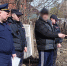 Мужчина показывает, как было совершено убийство. Фото СК по Оренбургской области - Ural56.Ru