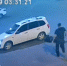 Кадр из видео с камер наблюдения. В момент, когда дебошир ударил прохожего - Ural56.Ru