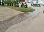 «Кто заплатит за эту воду?»: В Бугуруслане 4 года течет ручей. Администрация причину прорыва не называет