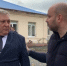 Хлопок по плечу. Источник: Стоп-кадр из видео, размещенном в соцсетях - Ural56.Ru