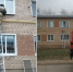 Пожарные пытаются попасть в квартиру через окно. Фото: МЧС по Оренбургской области - Ural56.Ru