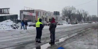 На данный момент на месте дежурят сотрудники ГИБДД — они разворачивают транспорт - Ural56.Ru