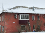 Покатые крыши домов в Оренбургской области начали обрастать огромными сосульками