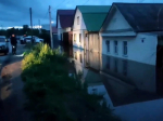 В Бугуруслане спасатели ночью откачивали воду с улицы Газовиков после наводнения