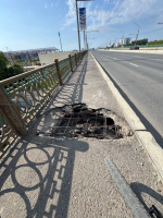 В Оренбурге на пешеходной части моста на улице Терешковой образовалась дыра